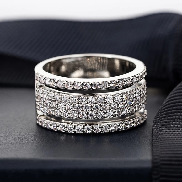 WOMEN'S RING SQUARE CUT WHITE SAPPHIRE RING - Picture 2 of 4